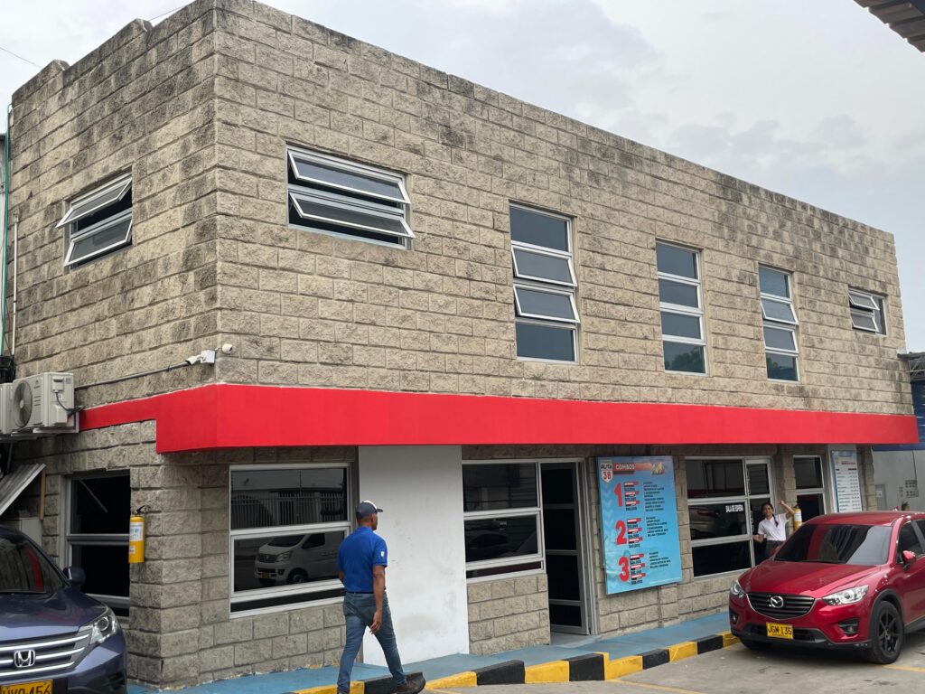 Local comercial en arriendo con aproximadamente 75 m2, ubicado en el sector del Barrio Recreo, en una zona estratégica de la Ciudad de Barranquilla, situado en la esquina de dos vías principales en un segundo piso, sector con alta actividad económica; zona de alto flujo vehicular y peatonal, facilidad de acceso por la Carrera 38 y por la Calle 54, variedad de líneas de transporte público. El local cuenta con acabados tipo industrial, buena iluminación, 1 baño privado, 3 espacios privados cada uno con acceso por el pasillo principal, 1 espacio abierto ideal para oficinas o cualquier tipo de negocio. Debajo funciona un auto lavado, lo cual garantiza el ingreso diario de alto flujo de personas.